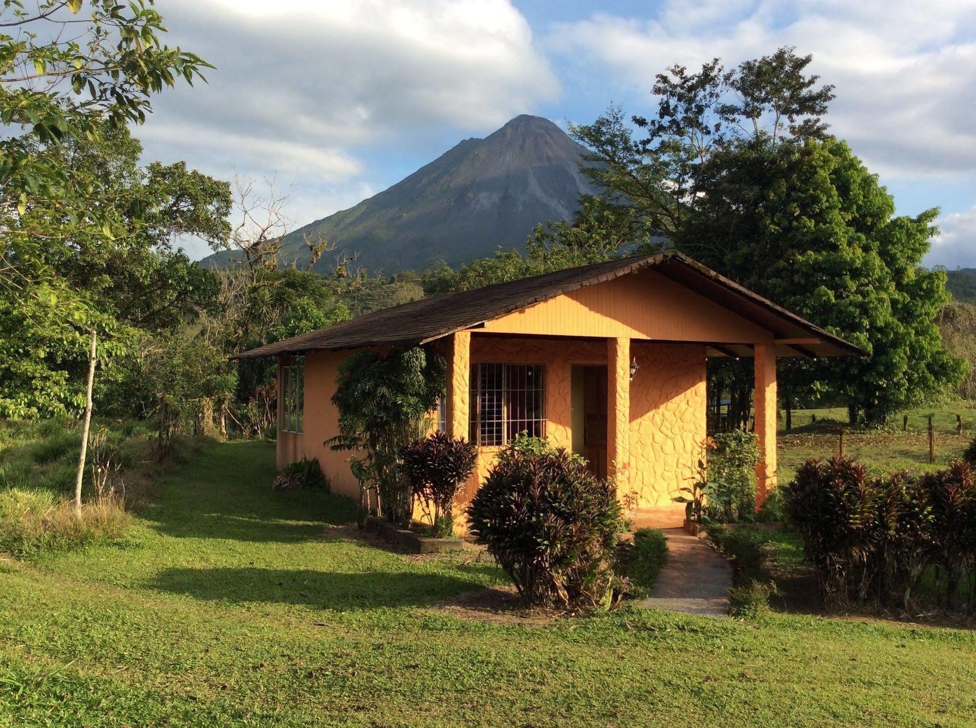 Cabinas Los Guayabos Hotel La Fortuna Exterior photo