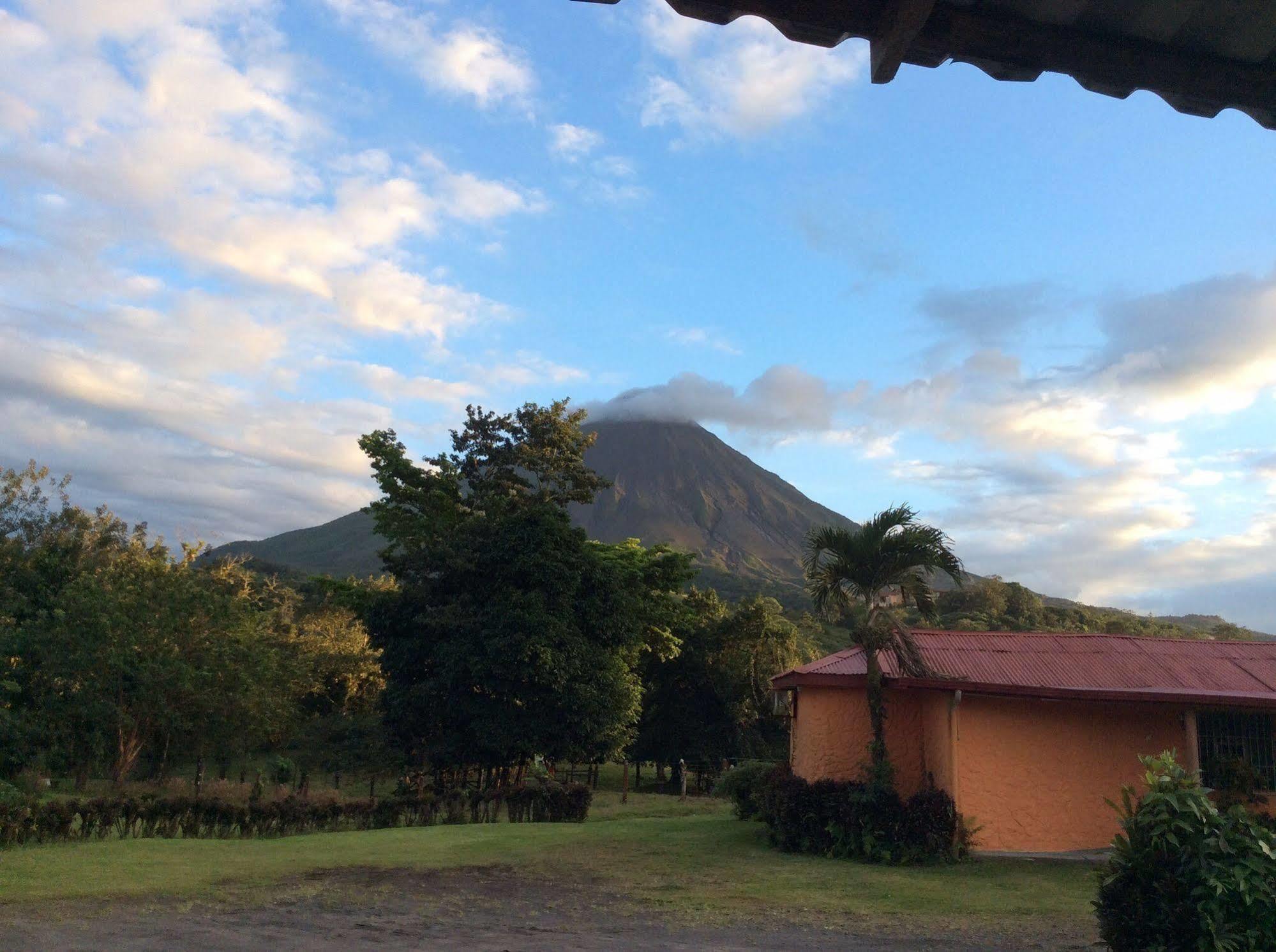 Cabinas Los Guayabos Hotel La Fortuna Exterior photo