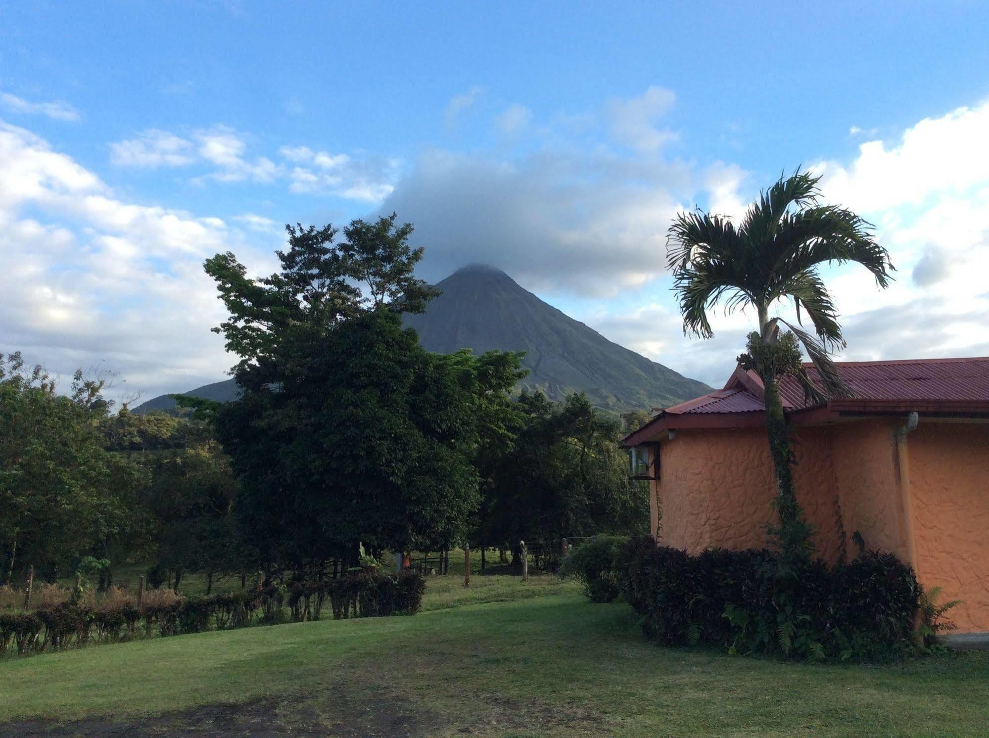 Cabinas Los Guayabos Hotel La Fortuna Exterior photo